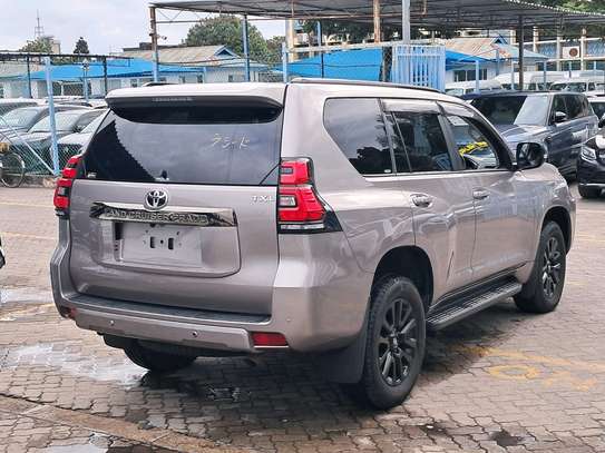 Toyota. Land Cruiser Prado grey image 9
