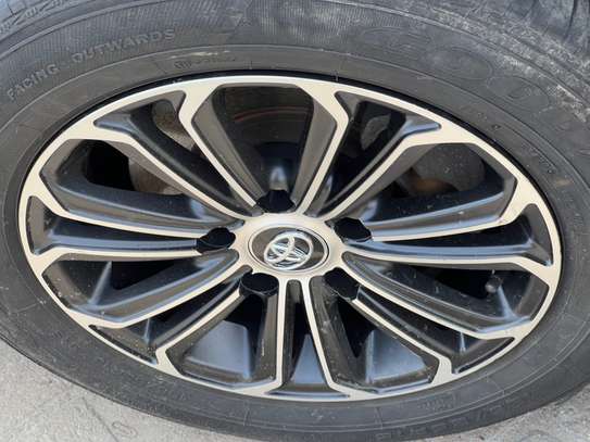 TOYOTA NOAH image 4