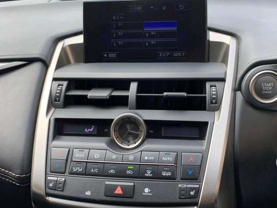 Lexus Nt 200 image 12