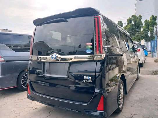 Toyota Noah WEB hybrid image 5