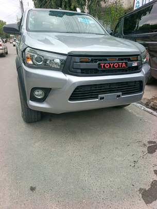 Toyota Hilux  4by4 image 9