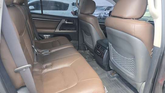 TOYOTA LANDCRUISER V8 ZX 2019MODEL PETROL image 3