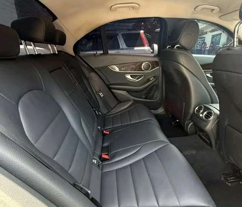 Mercedes Benz C200 black image 5