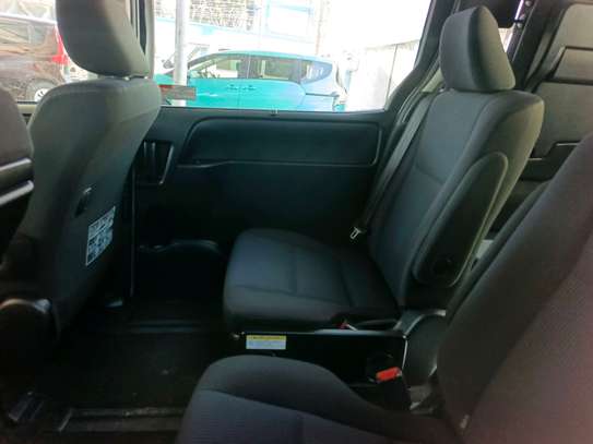 Toyota Noah hybrid image 8