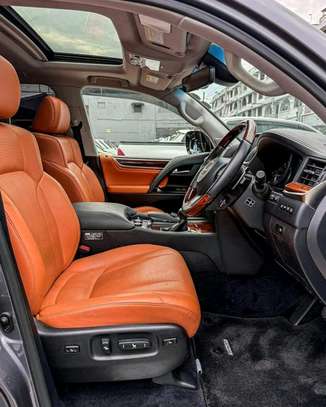 Lexus LX570 Grey 2018 image 4