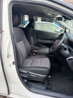 Toyota sienta image 2
