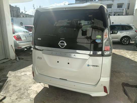 Nissan Serena empower image 3