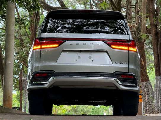 2022 Lexus LX600 image 7