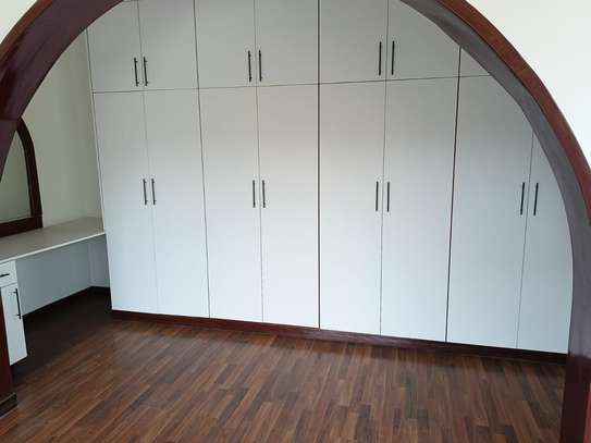 5 Bed House with En Suite at Ridgeways image 3