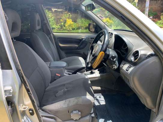 Toyota RAV4 4WD image 5