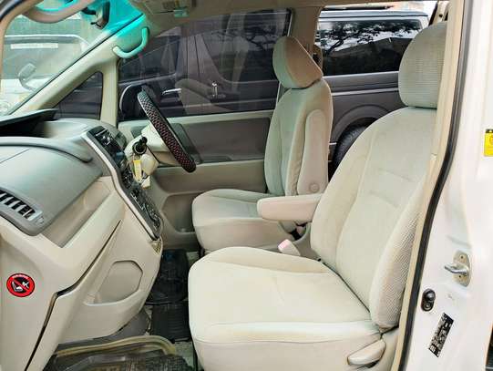 TOYOTA NOAH SECOND EDITION 2010 MODEL image 10