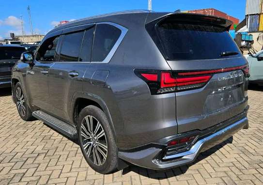 Lexus lx600 image 2