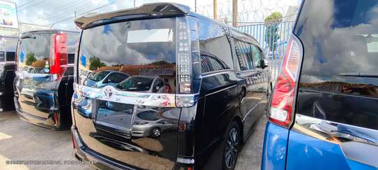 Toyota Voxy Black 2018 Si image 12