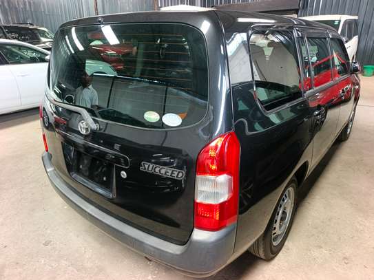 Toyota succeed TxG black image 5