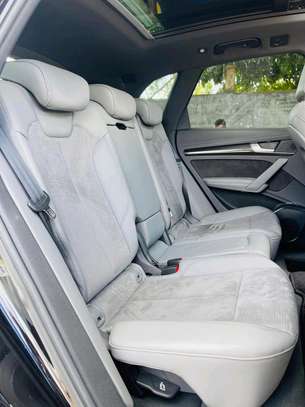 Audi SQ5 combines Black Color 2018 model image 2
