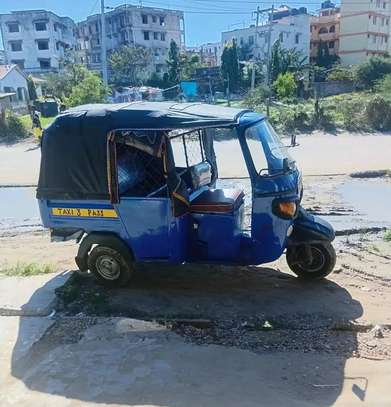 Tuktuk Piaggio large diesel engine image 2