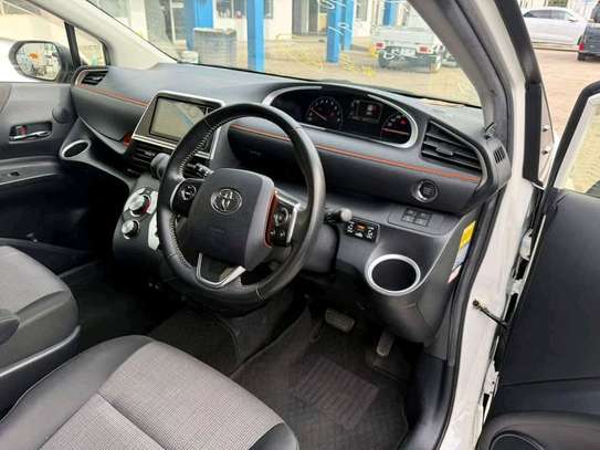Toyota sienta image 3
