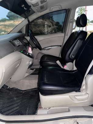 Toyota ISIS 2010 image 6