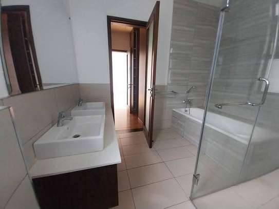 4 Bed Townhouse with En Suite in Ridgeways image 9