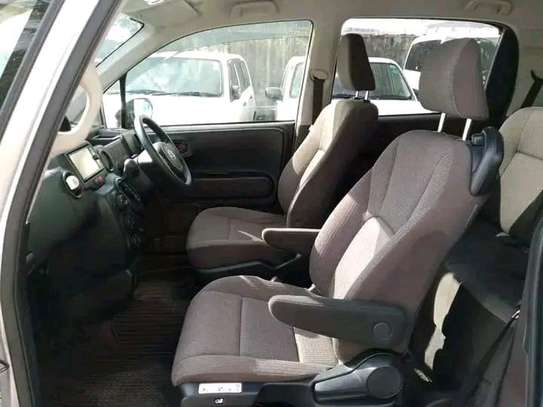 Toyota Spade image 8