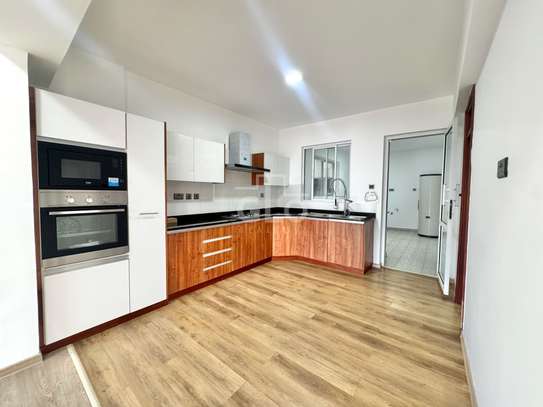 4 Bed Apartment with En Suite in Parklands image 15