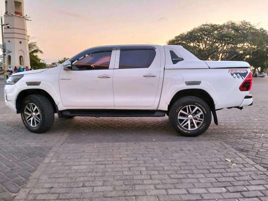 TOYOTA HILUX DOUBLE CABIN 2019 image 2