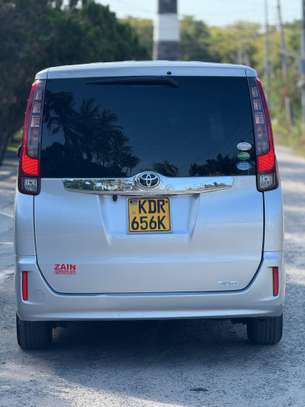 Toyota Noah 2017 image 3