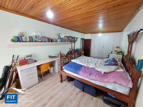 4 Bed House with En Suite in Brookside image 4