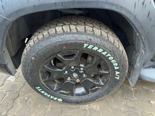 Toyota HILUX Double Cabin image 7