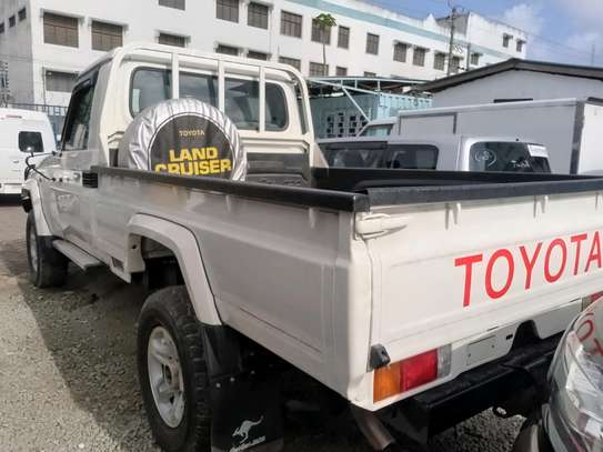 Toyota land cruiser v8 image 5