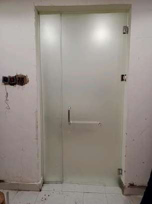 Shower cubicles and doors. image 2