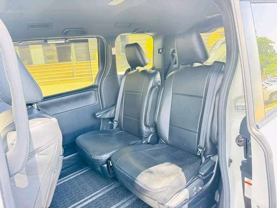 Toyota  voxy hybrid image 6