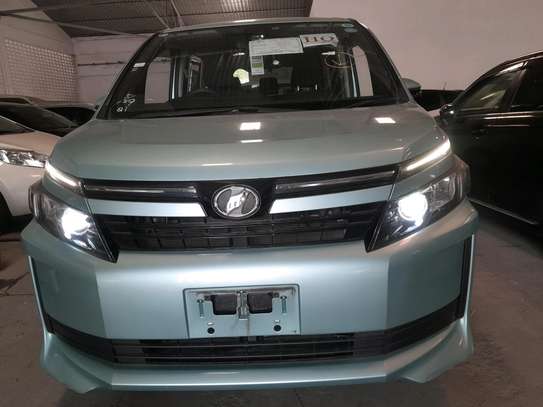 Toyota Voxy Green  2016 2power widow image 1