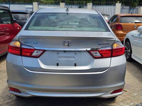 Honda Grace image 2