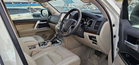Land cruise v8  petrol image 7