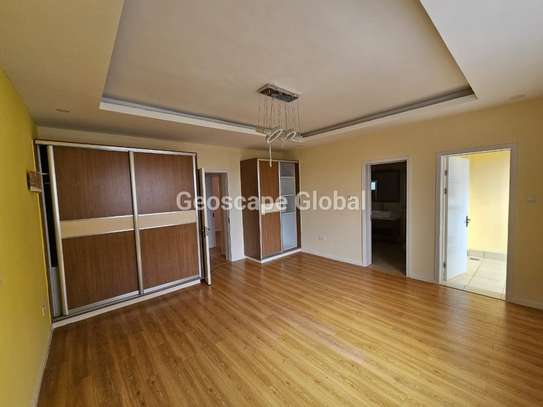4 Bed Apartment with En Suite in Spring Valley image 11