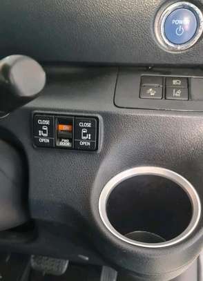 Toyota Harrier pearl image 4