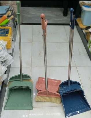 Standing dust broom with dust pan image 1