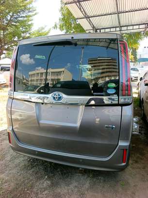 Toyota Noah hybrid grey image 9