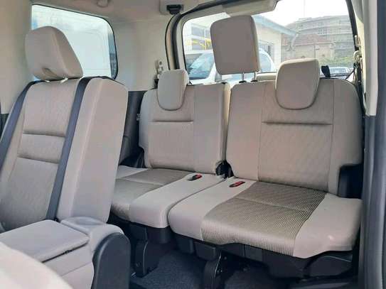 Nissan  Serena hybrid image 6