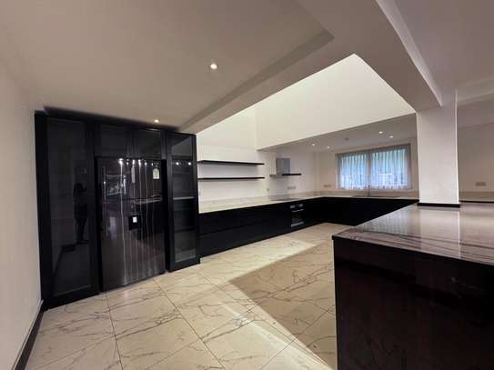 5 Bed House with En Suite in Runda image 3