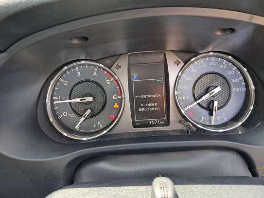 TOYOTA HILUX image 5