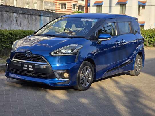 Toyota Sienta hybrid Blue 2018 image 2