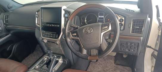 Toyota land Cruiser V8 Zx Sunroof White 2018 image 10