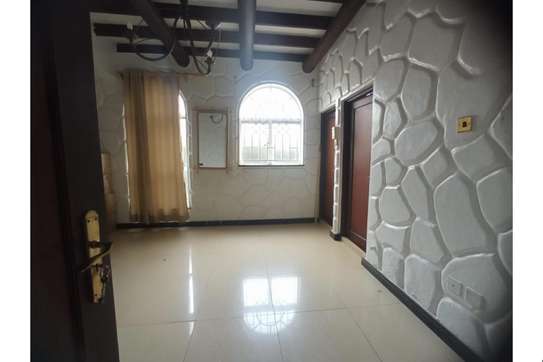 1 Bed House with En Suite in Lavington image 5