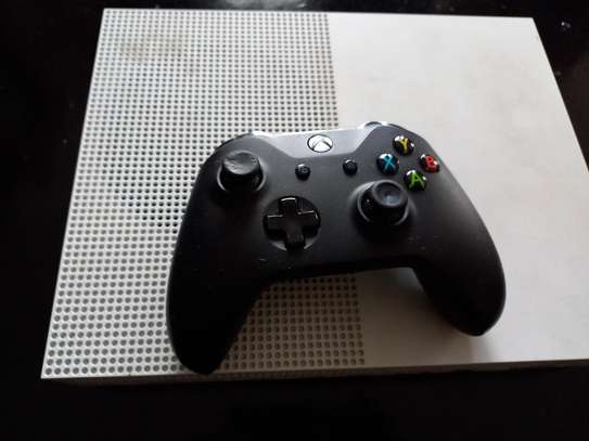 Xbox one s 1 tb space with controller image 3