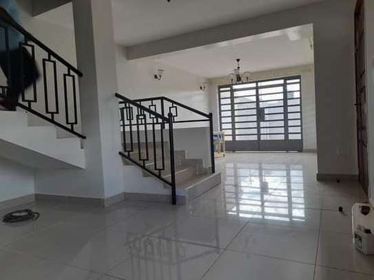 a beautifull three bedroom plus sq townhouse for rent image 3