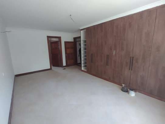 6 Bed Townhouse with En Suite in Rosslyn image 5