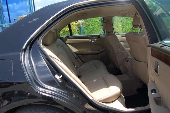 2010 Mercedes Benz E300 image 3