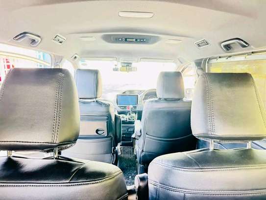 Toyota  voxy hybrid image 8